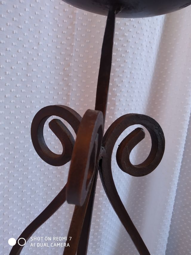 Candelabro artesanal de hierro, 54cm.