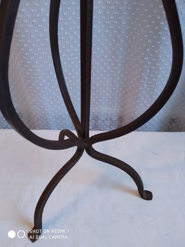 Candelabro artesanal de hierro, 54cm.