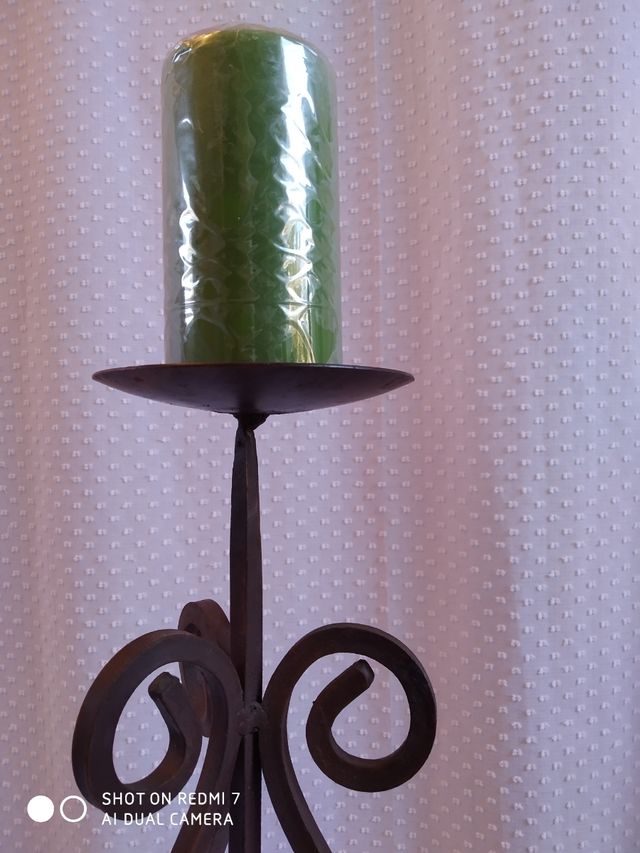 Candelabro artesanal de hierro, 54cm.