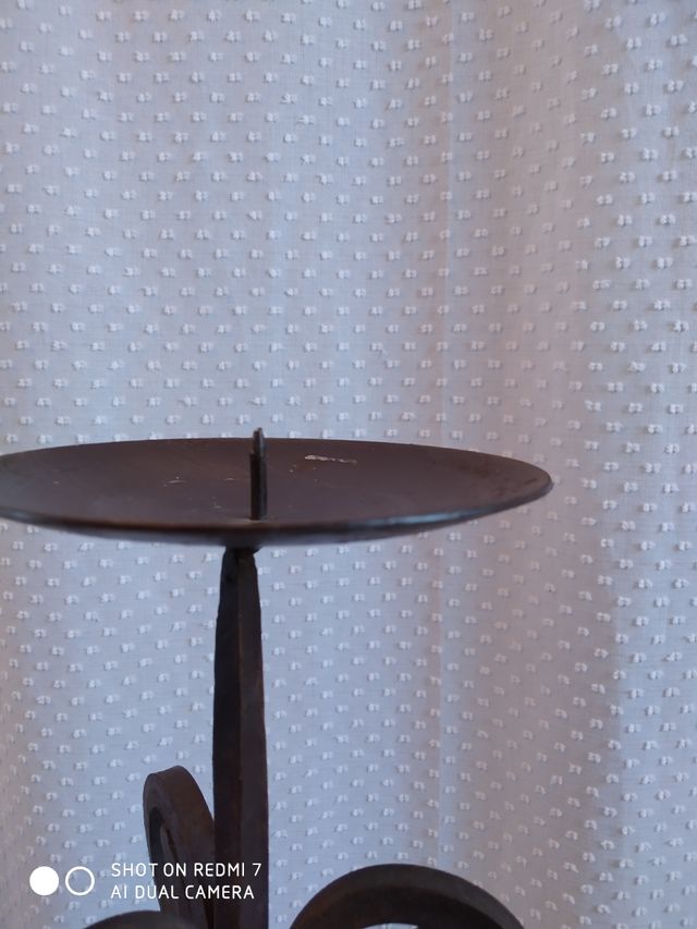 Candelabro artesanal de hierro, 54cm.