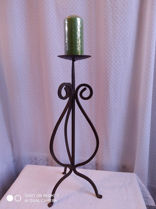 Candelabro artesanal de hierro, 54cm.