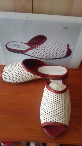 Zapatos mujer artesanales nuevos de piel zuecos 38