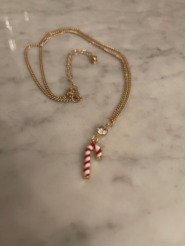 Collar dorado con caramelo