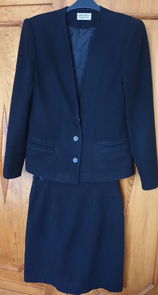 Traje de chaqueta y falda negra
