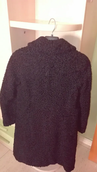 Abrigo negro de piel de Astracán