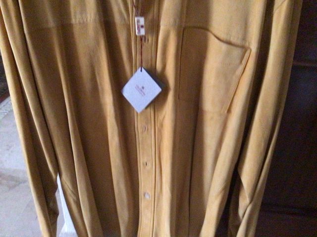 Sobre camisa ante mostaza