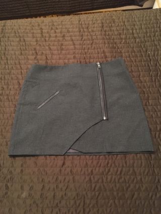 2 faldas una negra otra gris , precio por las dos 