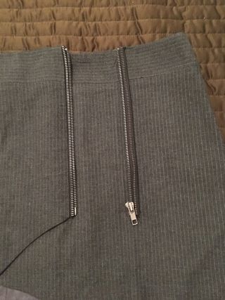 2 faldas una negra otra gris , precio por las dos 