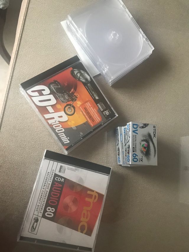 Varios CD-R, precintados, cintas de casetes