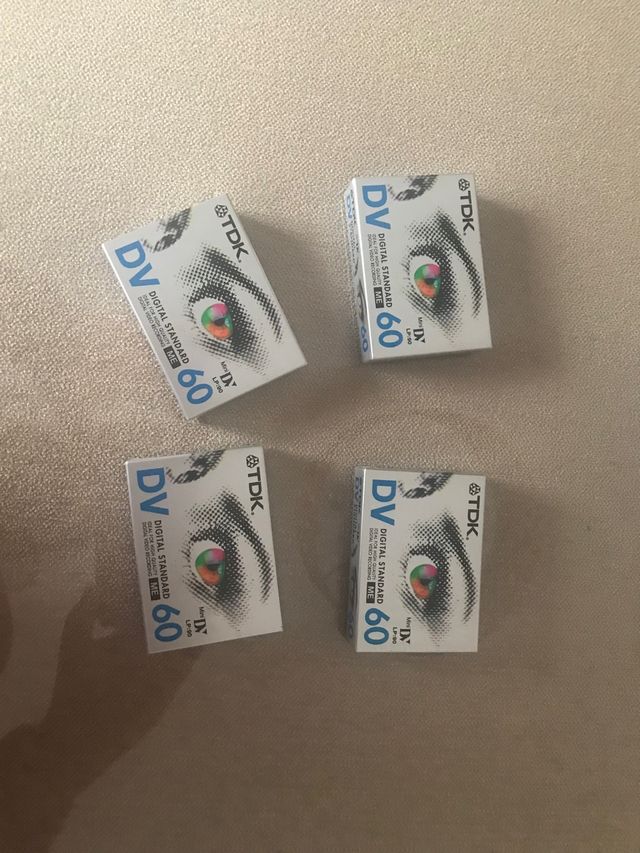 Varios CD-R, precintados, cintas de casetes