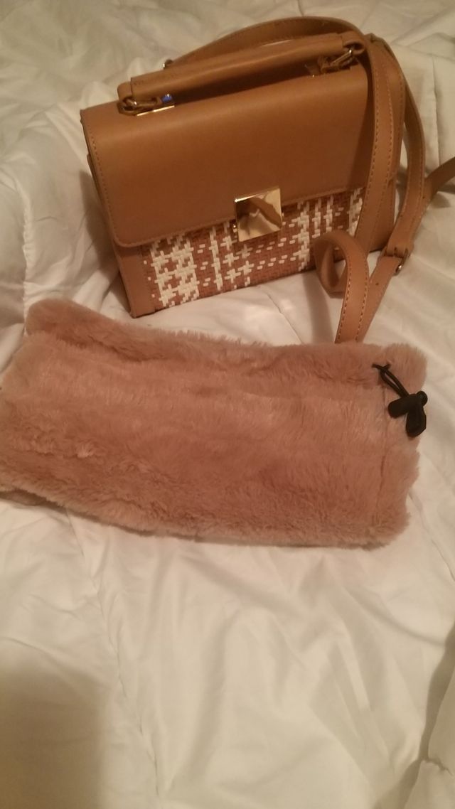 Petit bolso chic + cuello de pelo calentito.