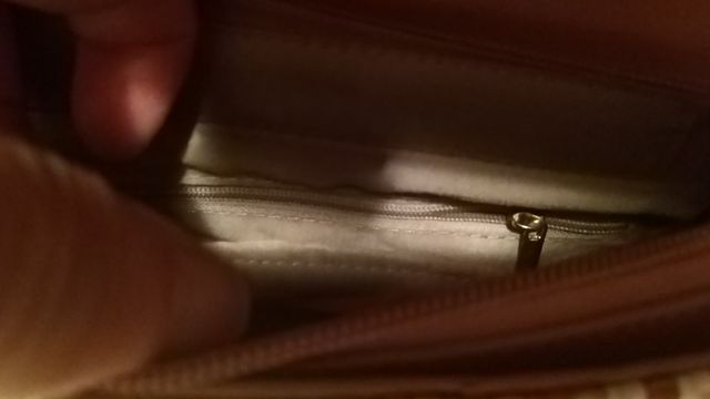 Petit bolso chic + cuello de pelo calentito.