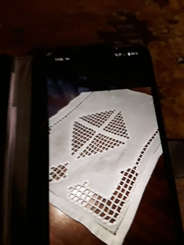 VISILLO O TAPETE DE HILO BORDADO A MANO