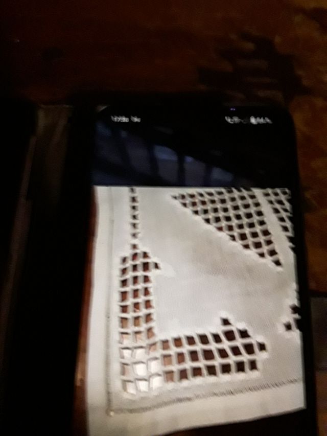 VISILLO O TAPETE DE HILO BORDADO A MANO