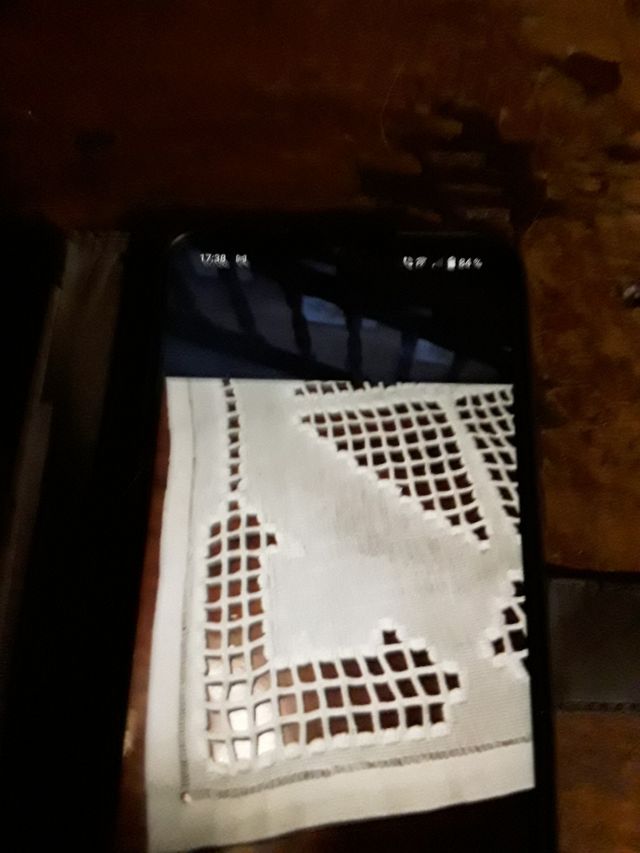 VISILLO O TAPETE DE HILO BORDADO A MANO