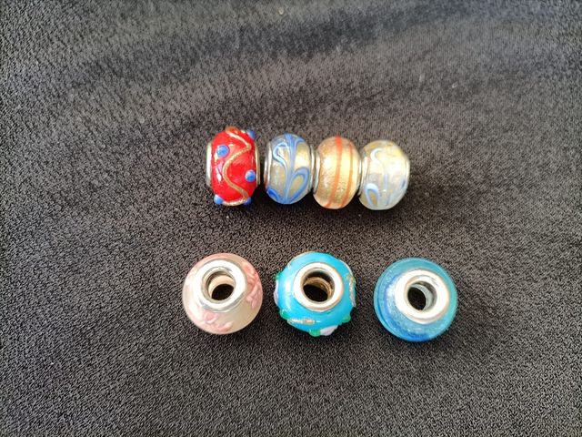 CHARM PLATEADO Y CRISTAL DE COLORES