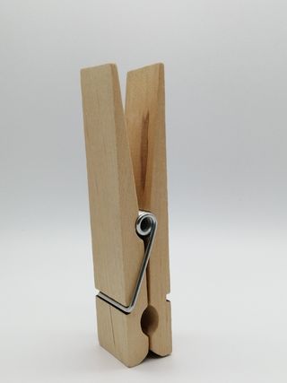 Pinza de madera grande