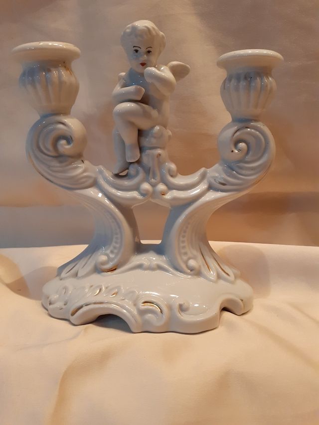 BONITO Y ANTIGUO CANDELABRO PORCELANA ANGELITO