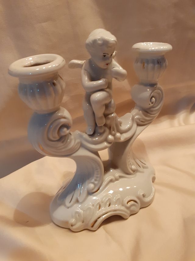 BONITO Y ANTIGUO CANDELABRO PORCELANA ANGELITO