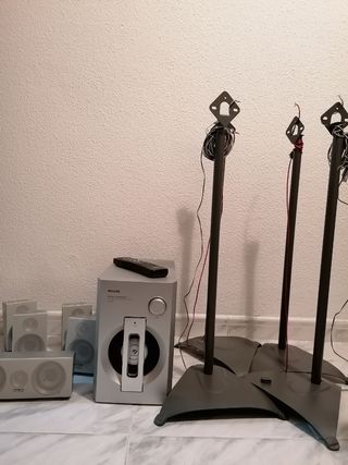 Home Cinema Philips5.1 con soportes para altavoces