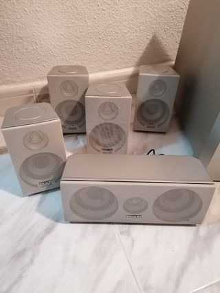 Home Cinema Philips5.1 con soportes para altavoces