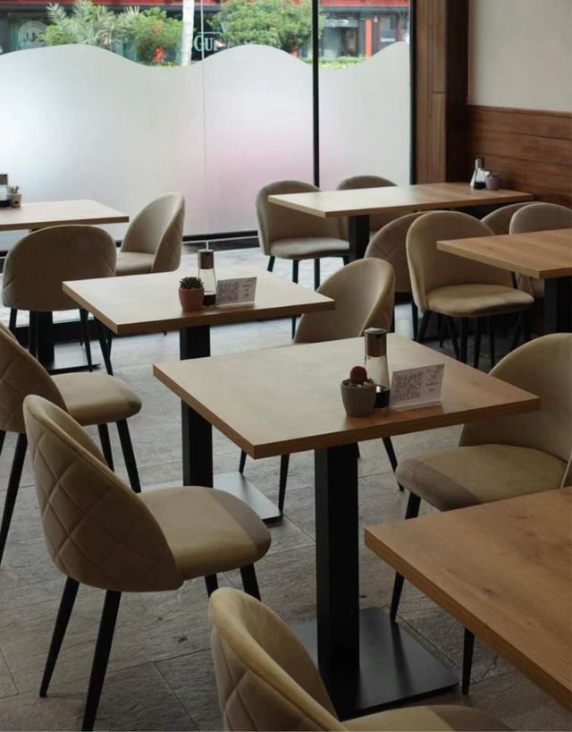 sillas acolchadas y mesas hostelería