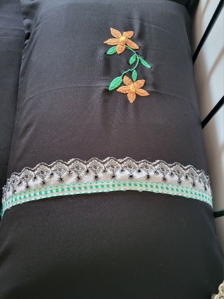 Colcha negra con detalles en flor