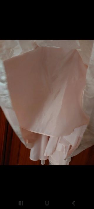 Vestido con cola evento marca Coast