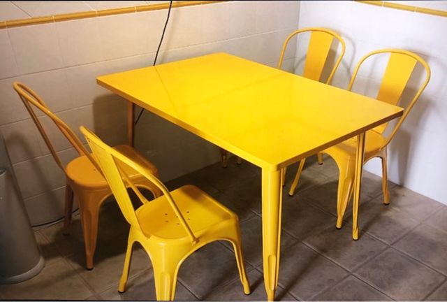Mesa y sillas Metálicas
