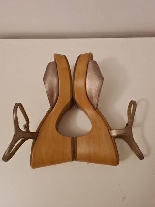 sandalia con un poco de plataforma marca unisa