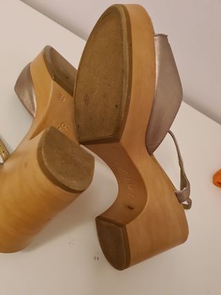 sandalia con un poco de plataforma marca unisa