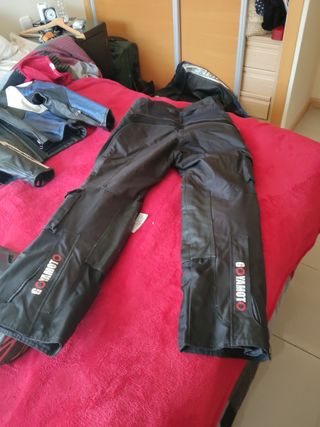 41 botas usadas, uma calça X e uma jaqueta