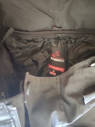 41 botas usadas, uma calça X e uma jaqueta