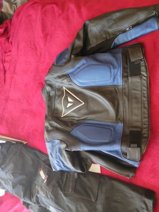 41 botas usadas, uma calça X e uma jaqueta