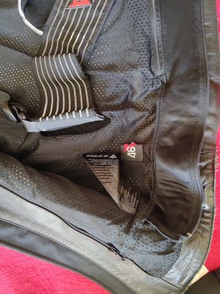 41 botas usadas, uma calça X e uma jaqueta