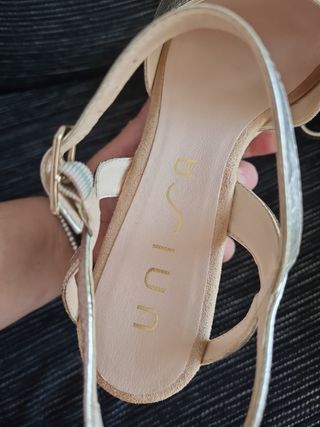 sandalia cruzada de suru alta metalizada, muy cuca