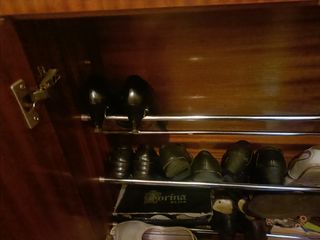 Mueble zapatero de madera.