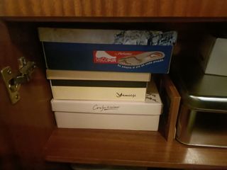 Mueble zapatero de madera.