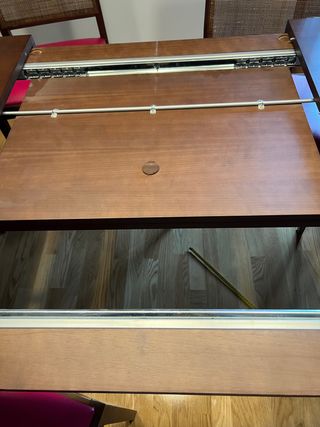 Conjunto mesa extensible y 6 sillas de diseño.