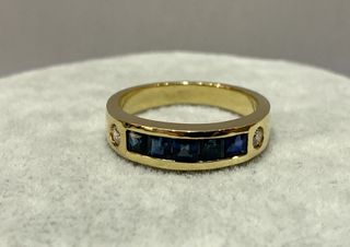 Anillo de oro con brillantes y zafiros