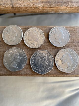 Monedas antiguas, pesetas, peniques, libras...