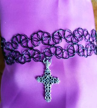 collar choquer tattoo con cruz 