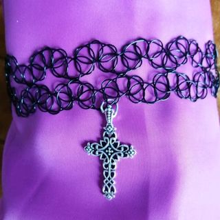 collar choquer tattoo con cruz 