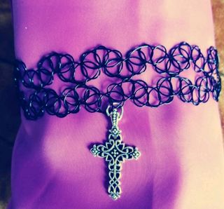 collar choquer tattoo con cruz 