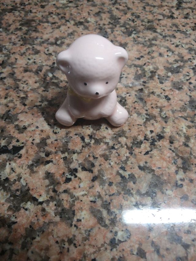 Osito de cerámica rosa.