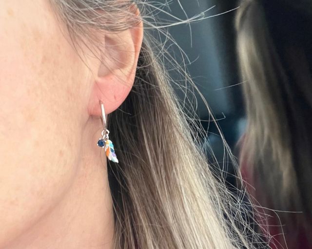 Pendientes de plata con plumas de colores
