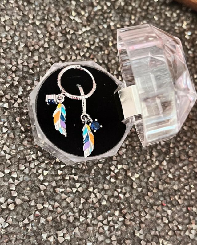 Pendientes de plata con plumas de colores