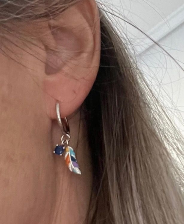 Pendientes de plata con plumas de colores