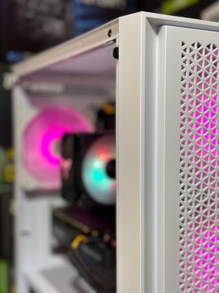 • RYZEN 7 5700 • RTX 5060Ti • PC GAMING
