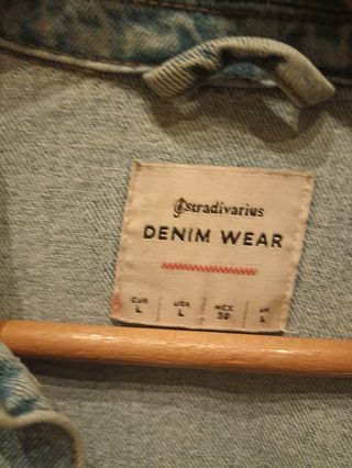 chaqueta vaquera con rotos